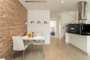 cocina y comedor con pared de ladrillo en Villa Marabu Lagoon en Ciudad Quesada