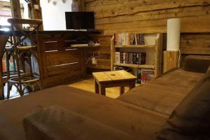 1 dormitorio con 1 cama, TV y mesa en La Grange de Pimberty - Beautiful apartments 27 miles from Geneva, en Vailly