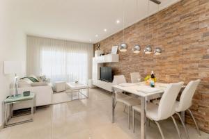 uma sala de jantar e sala de estar com uma parede de tijolos em Villa Marabu Lagoon em Ciudad Quesada