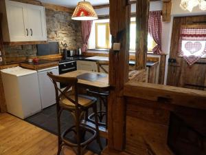 een keuken met een aanrecht met krukken bij La Grange de Pimberty - Beautiful apartments 27 miles from Geneva in Vailly