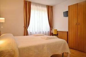 Letto o letti in una camera di Sale Hotel