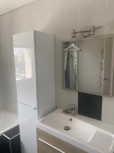 Fotografia z galérie ubytovania Loue Palavas Maison 160m2 avec piscine chauffée et jacuzzi à 2 pas de la plage et du centre ville v destinácii Palavas-les-Flots