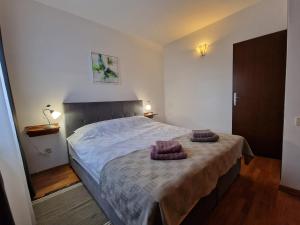 ein Schlafzimmer mit einem Bett mit zwei Kissen darauf in der Unterkunft Apartments Katarina - New renovated in Rovinj