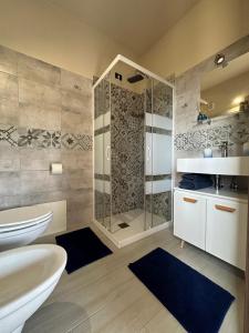 uma casa de banho com um chuveiro, um WC e um lavatório. em B&B Domus Vista em Iglesias
