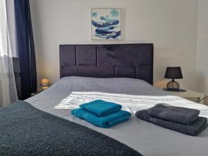 ein Bett mit zwei blauen Handtüchern drauf in der Unterkunft Apartments Katarina - New renovated in Rovinj