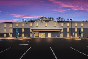 Monmouth JunctionにあるWoodSpring Suites South Brunswick - Princetonの駐車場付きホテル