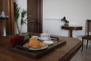 una bandeja con un plato de comida en una mesa en Casale Degli Ulivi Prestige, en Altavilla Silentina