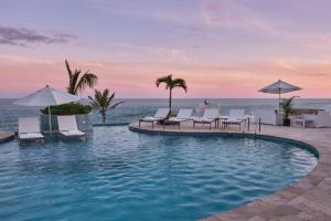 Swimming pool sa o malapit sa Azura Bermuda