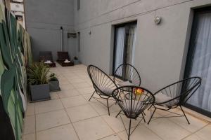 d'une terrasse avec 2 chaises et une table sur un balcon. dans l'établissement Babel Alto, à Buenos Aires