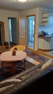 sala de estar con mesa y cocina en pinocchio pirow, en Pirow