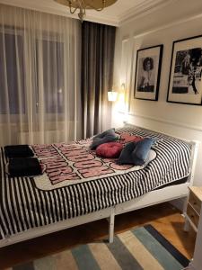 Un dormitorio con una cama grande con almohadas. en Apartament Rainbow, en Białystok