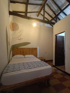 1 dormitorio con 1 cama en una habitación en The Best Adventure Hostel, en San Gil