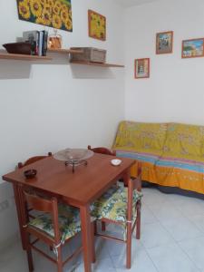 CasamassellaにあるCasa Vacanze Maninのベッド付きの部屋(テーブルと椅子2脚付)