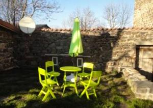 Vonkajšia záhrada v ubytovaní Maison de charme en campagne à Arlempdes avec jardin