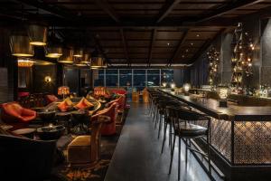 een bar met stoelen en tafels in een restaurant bij EAST Miami Residences in Miami