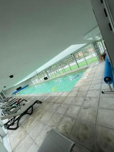 an overhead view of a swimming pool in a building at Moderno Apartamento #1 Excelente ubicación in Punta del Este