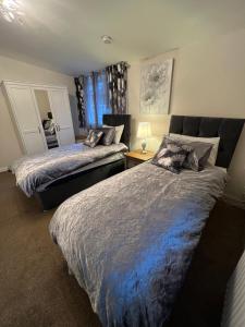 Легло или легла в стая в Edge of Glastonbury and Street Town Centre, Ground Floor Large 3 BD With Parking