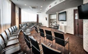 Televízia a/alebo spoločenská miestnosť v ubytovaní Crowne Plaza Milan City by IHG