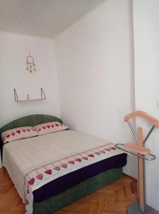 un dormitorio con una cama y una silla en Alina centar, en Novigrad Istria 36 fotos más