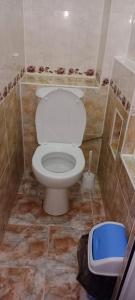 bagno con servizi igienici e cestino blu di Уютная 3-х комнатная квартира в Хромтау a Khromtaū