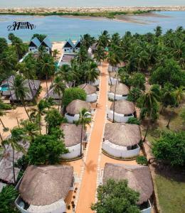 una vista aérea de un complejo con muchas cabañas de paja en The Blue Lagoon Resort Kalpitiya en Kalpitiya