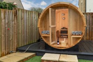 Fotografie z fotogalerie ubytování Designer Cotswold post house with external sauna v destinaci Tetbury