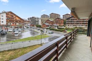 una vista da un balcone di una città con edifici di Joli appartement en plein centre a Nendaz