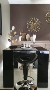 einen schwarzen Schreibtisch mit einem Stuhl in einem Zimmer in der Unterkunft Mélodie Garage Gratuit in Cannes + 13 Fotos