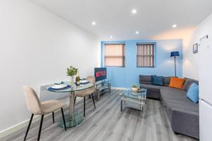 uma sala de estar com um sofá e uma mesa em Cosy 1 bed in Stockport centre em Stockport