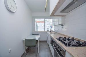 Kuchyň nebo kuchyňský kout v ubytování Cozy and Sunny Family Apartment