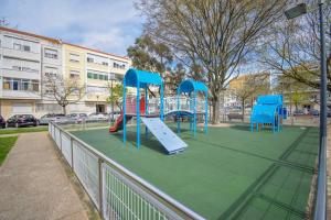 Herní místnost nebo prostor pro děti v ubytování Cozy and Sunny Family Apartment