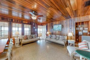 sala de estar con paredes de madera y techo en O'Grady's Full Sunset, en Panama City Beach