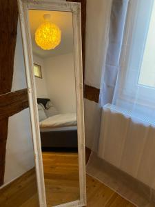 Ein Bett oder Betten in einem Zimmer der Unterkunft Stilvolle Altstadtwohnung Schwäbisch Hall