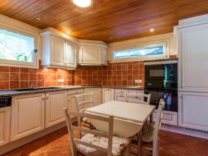 Dapur atau dapur kecil di Appartement La Clusaz, 2 pièces, 5 personnes - FR-1-437-26