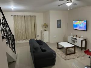 TV a/nebo společenská místnost v ubytování Mandeville ingleside luxury