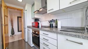 Kuchnia lub aneks kuchenny w obiekcie Skyline 6 Private balcony, sunny all year round, with nice views