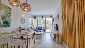 een keuken en een woonkamer met een tafel en stoelen bij Private balcony, sunny all year round, with nice views in Benidorm