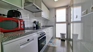 Kuchnia lub aneks kuchenny w obiekcie Skyline 6 Private balcony, sunny all year round, with nice views