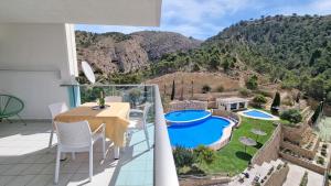 z balkonu willi z basenem w obiekcie Skyline 6 Private balcony, sunny all year round, with nice views w mieście Benidorm