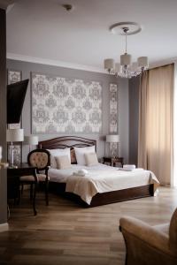 Un pat sau paturi într-o cameră la Pałacyk Zawady