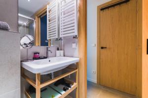 Koupelna v ubytování Apartamentos Mikka Clos + 60 fotografií