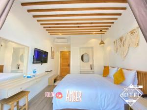TV a/nebo společenská místnost v ubytování Riverside Mini Hotel Grand World Phu Quoc + 37 fotografií