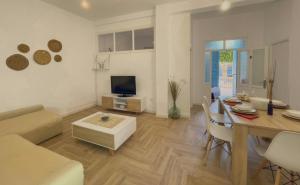 a living room with a table and a dining room at El Nido Alojamiento Turístico in Níjar