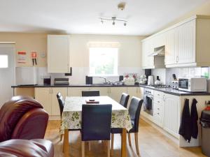 una cocina con mesa y sillas. en Primrose - W43303 en Goxhill