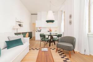 sala de estar con sofá blanco y mesa en Ando Living - Santa Justa 77 Flats, en Lisboa