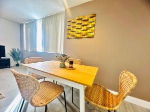 ein Esszimmer mit einem Tisch und Stühlen in der Unterkunft Hemel Apartments- Sunset retreat in Hemel Hempstead