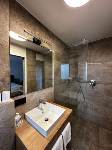 un bagno con lavandino e doccia di Gletscherblick a Naturno