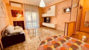 - un salon avec un canapé et une télévision dans l'établissement Casa Imma, à Desenzano del Garda