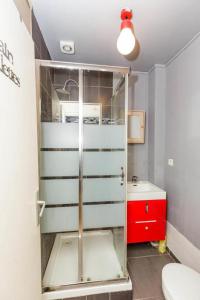 La salle de bains est pourvue d'une douche, de toilettes et d'un lavabo. dans l'établissement Guesthouse Rouge,3 Pièces de 40m2,séjour,salle à manger et chambre avec 2 lits double pour 1,2,3 ou 4 personnes , Rez De Chaussée, Entrée côté Rue Berzélius Paris 17,Calme,Vue sur Patio Privé Ombragé - Ligne 13 ,Stations Métro Porte de Clichy et Brochant, à Paris