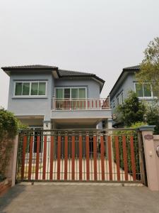 una casa con una puerta roja delante de ella en เชียงใหม่ บ้านสันติสุข, en Ban Ku Sua 14 fotos más